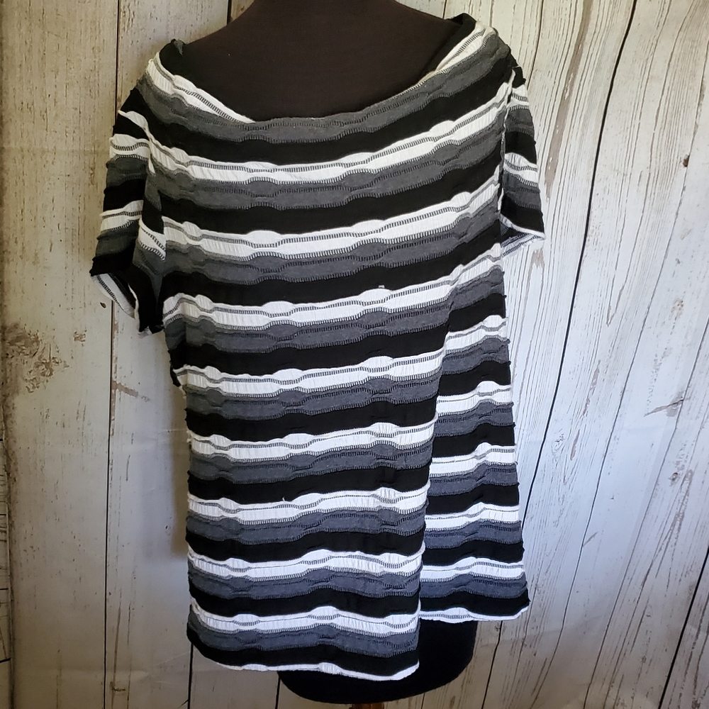 Dana Buchman ruffled stripe T-shirt black, gray XL